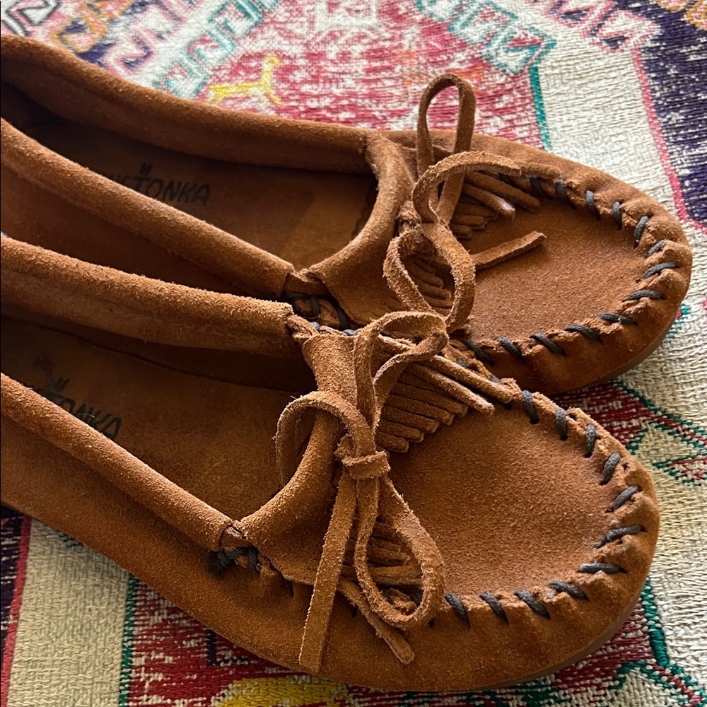 Minnetonka Tan Suede Moccasins with Fringe size 6 like new - Picture 3 of 9